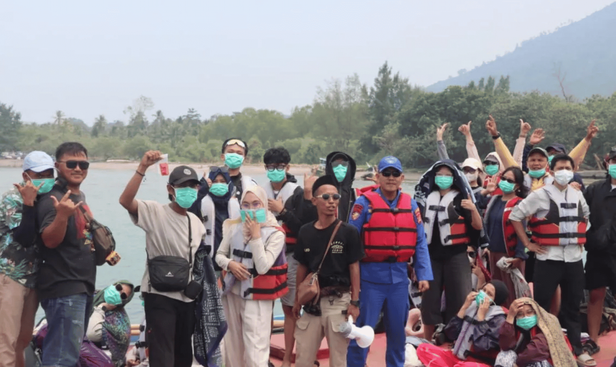 Petugas Perketat Keselamatan Wisatawan dan Larang Aktivitas dalam Radius Tiga Kilometer Anak Krakatau