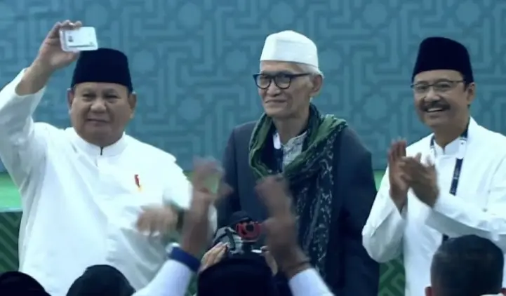 Presiden Prabowo Terima Kartu Anggota NU saat Menutup Muktamar Ke-35 di Jombang