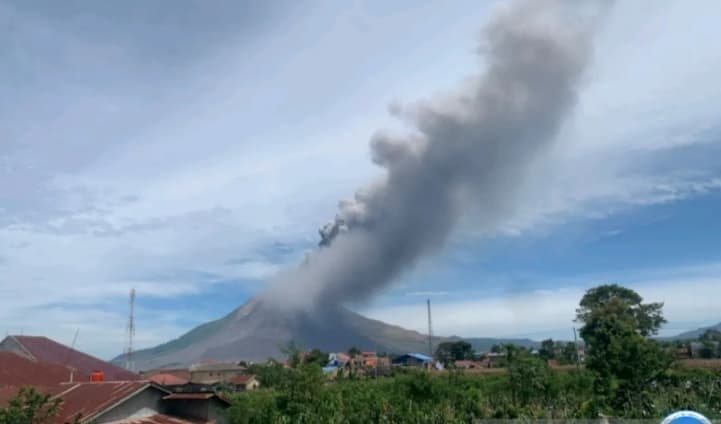 Gunung Sinabung Erupsi Hebat dan Semburkan Abu Vulkanik Setinggi 3,5 Kilometer