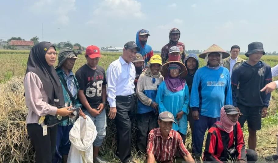 Mentan Amran Berikan Combine Harvester kepada Buruh Tani Karawang dan Ganti Alat yang Dicuri