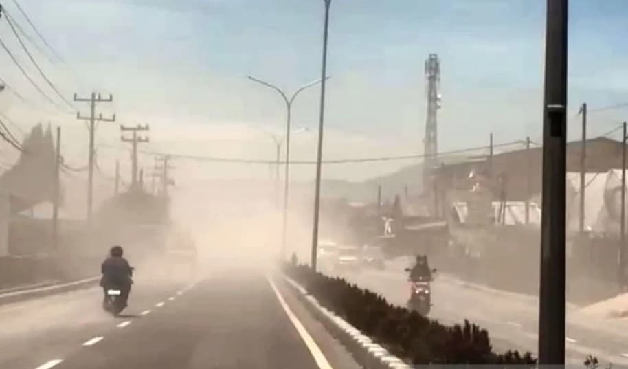 Hujan Abu Gunung Sinabung Selimuti Berastagi, Sekolah Imbau Siswa dan Guru Gunakan Masker