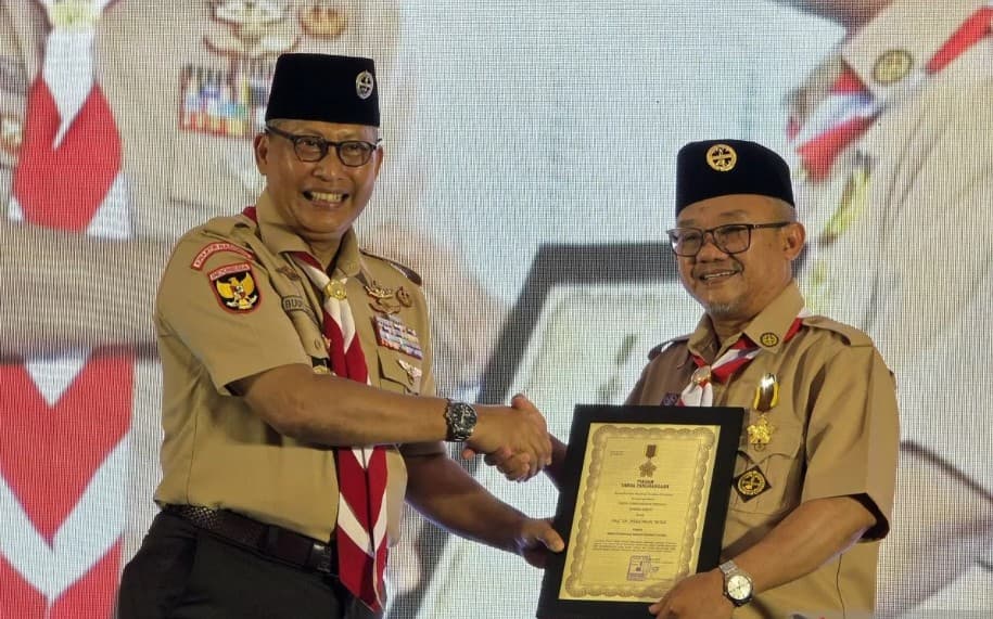 Kwarnas Pramuka Anugerahkan Lencana Darma Bakti kepada Mendikdasmen Abdul Mu'ti atas Penguatan Kepramukaan