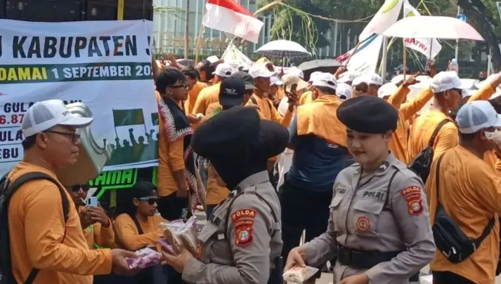 Polres Jakarta Pusat Menerapkan Pendekatan Humanis saat Mengawal Aksi Petani Tebu di Monas