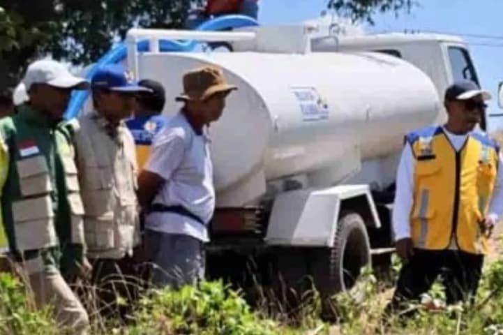 Kementerian PU Menyalurkan 25 Ribu Liter Air untuk Selamatkan Sawah dari Kekeringan di Sumbawa