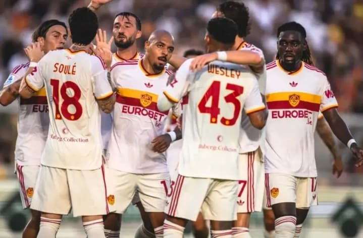 Donyell Malen Cetak Dua Gol, AS Roma Hajar Lecce 4-0 dan Puncaki Klasemen Serie A