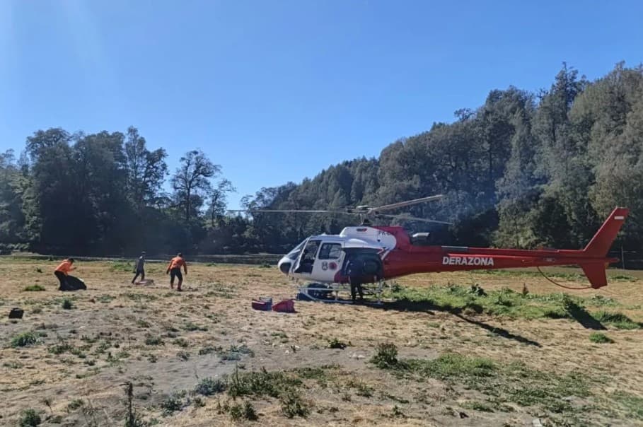 Helikopter BNPB Guyur 21.000 Liter Air untuk Padamkan Kebakaran Gunung Semeru