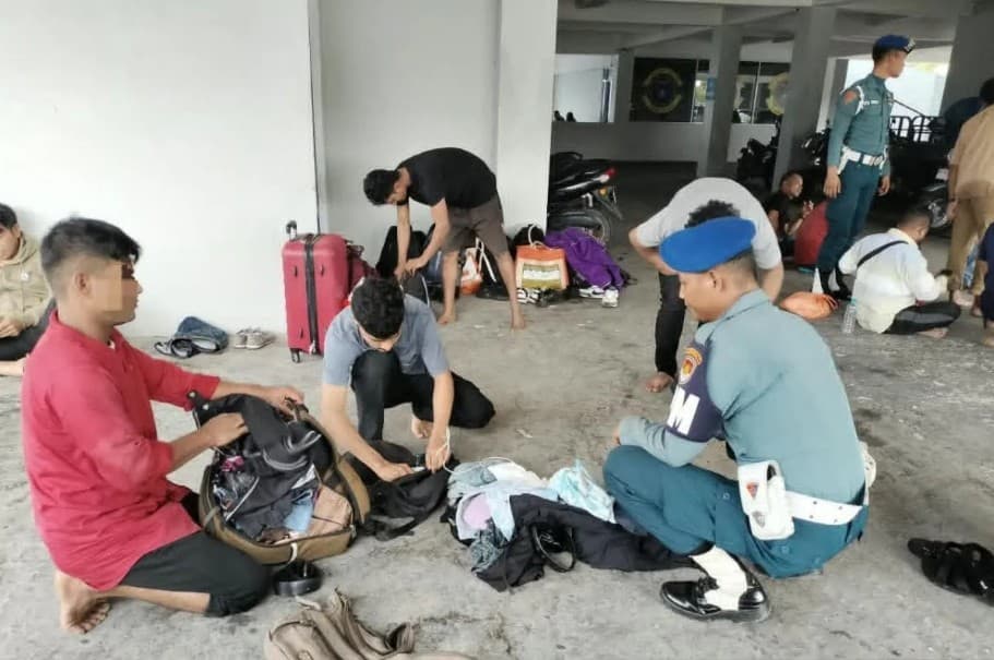 TNI AL Gagalkan Masuknya 16 Pekerja Migran Ilegal Malaysia dan Bangladesh melalui Pesisir Dumai