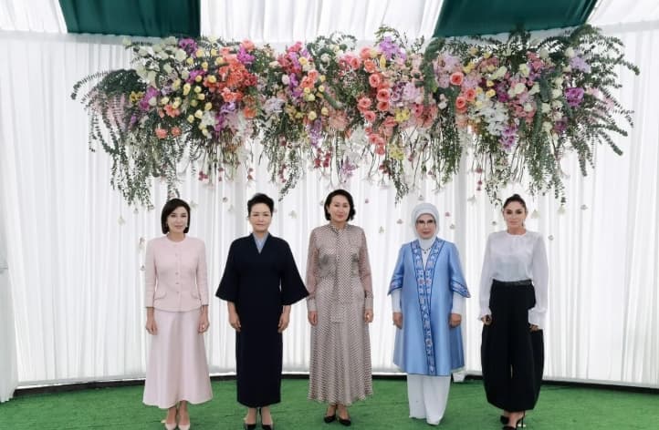 Peng Liyuan Hadiri Acara Pasangan Pemimpin KTT SCO 2026 dan Dorong Pertukaran Budaya China-Kirgizstan