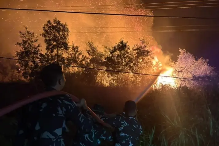 Personel TNI AU Terobos Asap Tebal dan Padamkan Karhutla di Banyuasin Sumatera Selatan