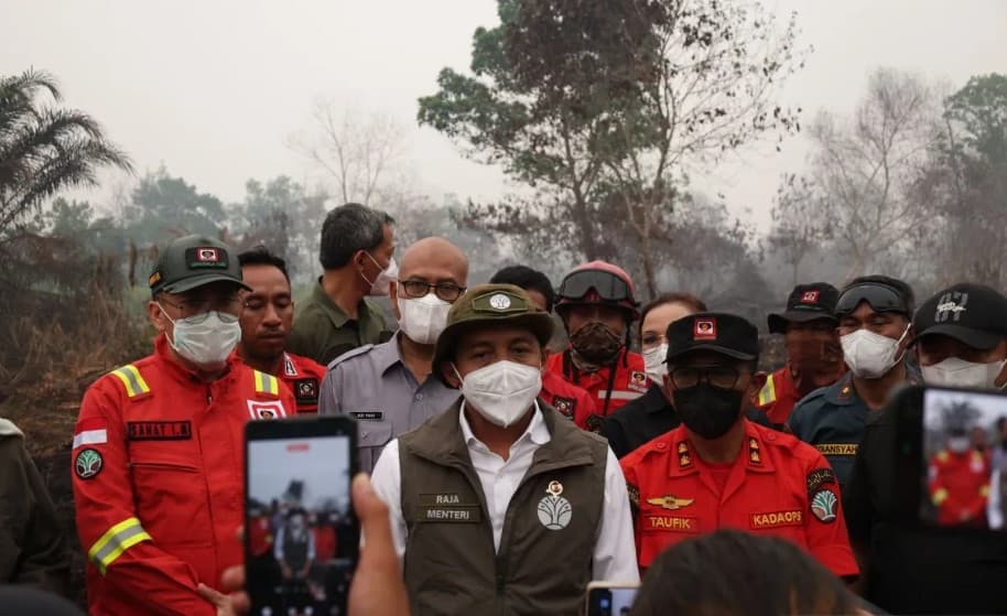 Menteri Kehutanan Bekukan Izin Lima Perusahaan setelah Ribuan Hektare Konsesi Terbakar di Kalbar