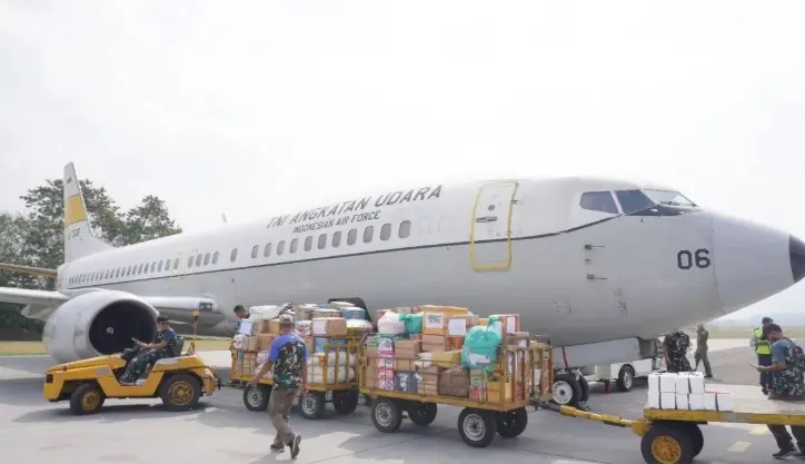 TNI AU Kerahkan Boeing 737 Angkut Dua Ton Bantuan untuk Korban Gempa NTT