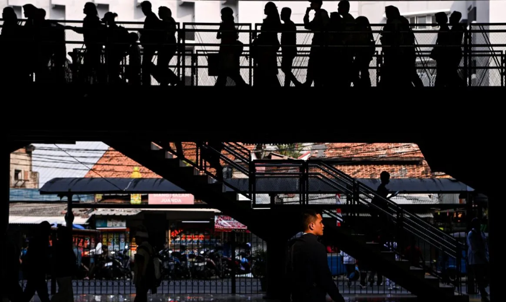 Transjakarta Hentikan Sementara Lift dan Eskalator di Seluruh Halte akibat Abu Vulkanik Anak Krakatau