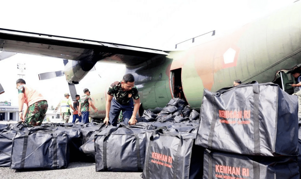 Kemhan dan TNI AU Kirim Ratusan APD dan Masker untuk Perkuat Penanganan Karhutla Kalsel