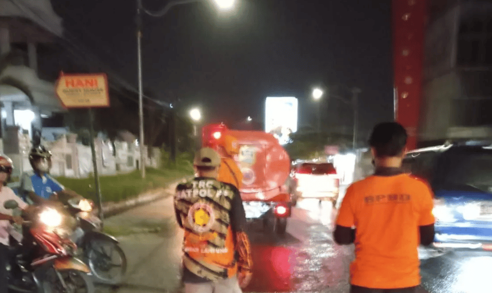 Pemkot Bandar Lampung Semprot Jalan yang Tertutup Abu Vulkanik Anak Krakatau