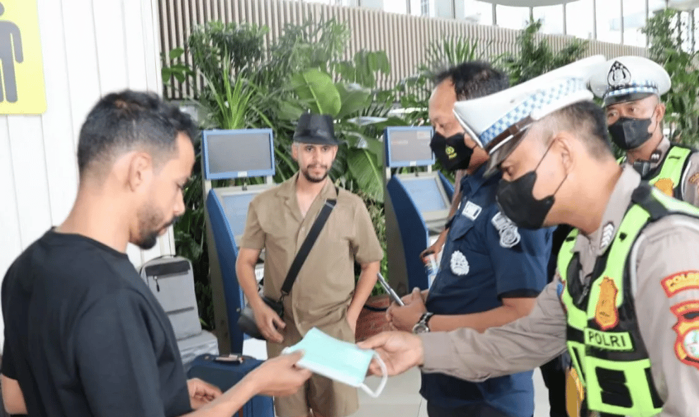 Polisi Buka Layanan Kesehatan bagi Penumpang Bandara Soetta Terdampak Erupsi Anak Krakatau