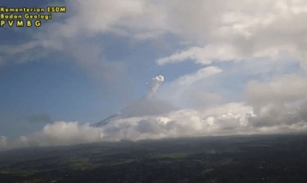 Gunung Semeru Erupsi, Kolom Letusan Menjulang 1.000 Meter dan Warga Diminta Waspada
