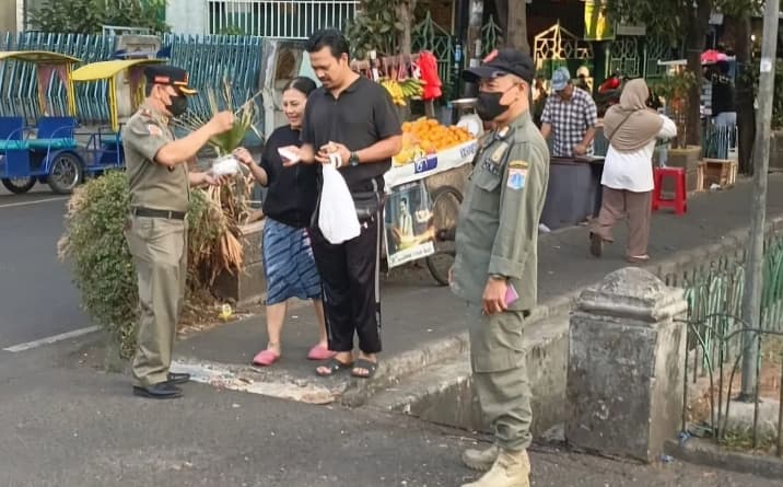 Satpol PP Jakarta Pusat Bagikan 4.000 Masker untuk Antisipasi Paparan Abu Anak Krakatau