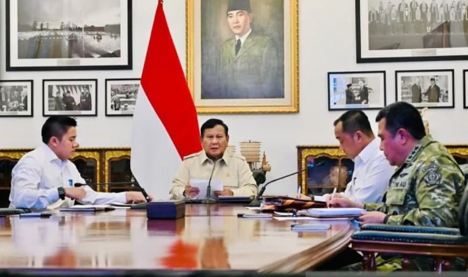 Prabowo Pimpin Rapat Penanganan Bencana, Erupsi Anak Krakatau hingga Gempa NTT Jadi Fokus