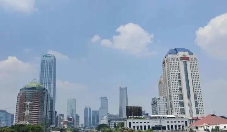 BMKG Prediksi Cuaca Indonesia Didominasi Cerah Berawan hingga Berawan Tebal pada Senin