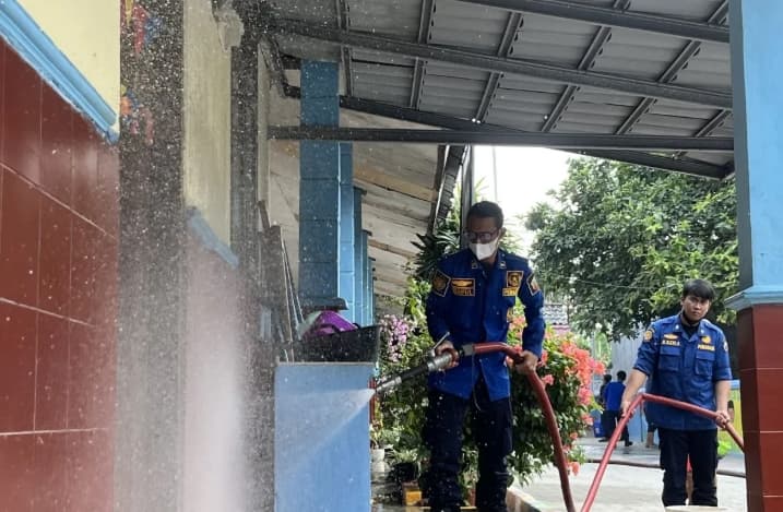 Damkarmat Lampung Selatan Menyiram Abu Vulkanik Anak Krakatau di Sekolah dan Fasilitas Umum