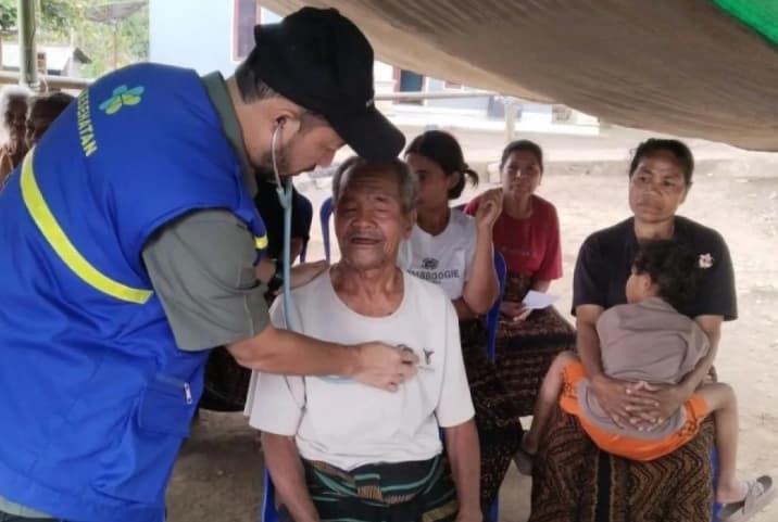 Tenaga Kesehatan Menembus Tebing hingga Laut demi Melayani Korban Gempa NTT