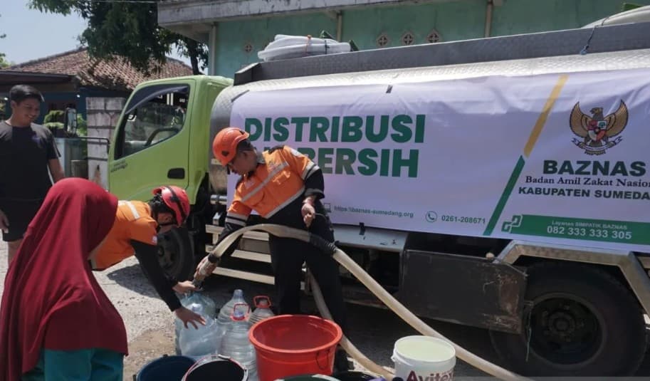 Baznas Sumedang Salurkan 12.000 Liter Air Bersih untuk Warga Tarunajaya yang Kesulitan Pasokan