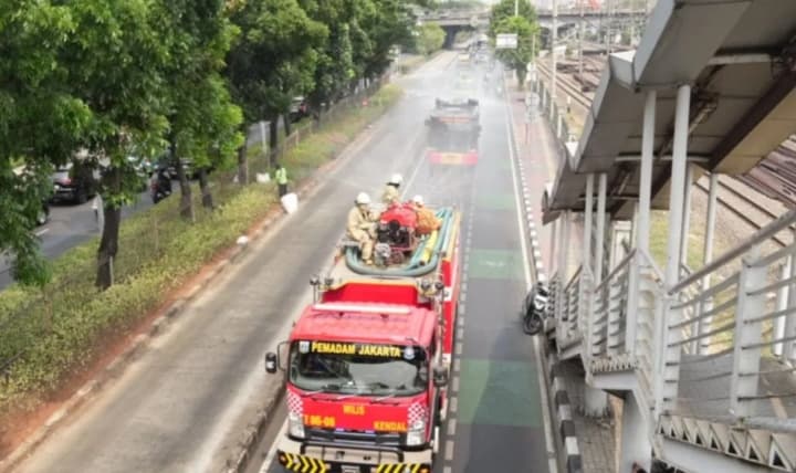 Pemkot Jakarta Timur Gencarkan Water Mist untuk Bersihkan Abu Gunung Anak Krakatau
