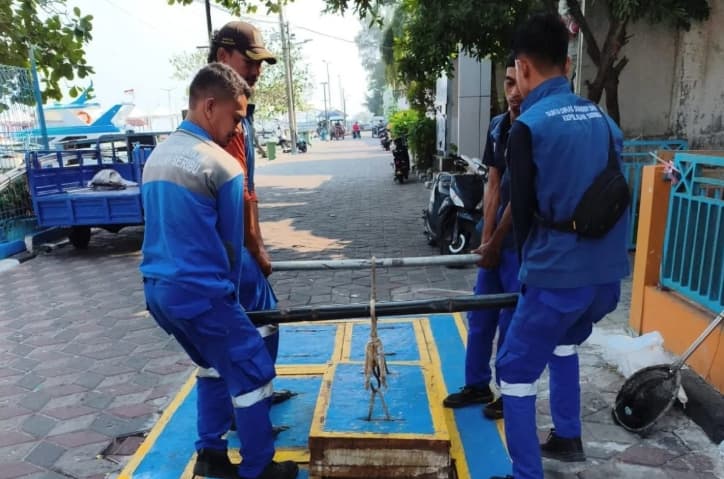Sudin SDA Keruk Delapan Bak Kontrol di Pulau Panggang untuk Cegah Banjir