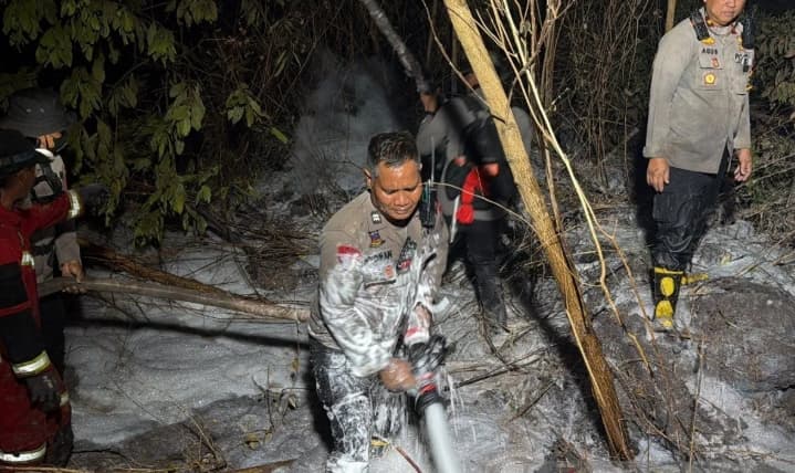 Polda Kalsel Dinginkan Gambut Bersuhu 400 Derajat di Kawasan Bandara Syamsudin Noor