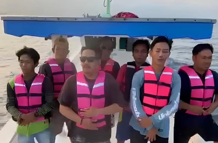 Warga Pesisir Turun Membantu Pencarian Jurnalis yang Hilang di Selat Sunda