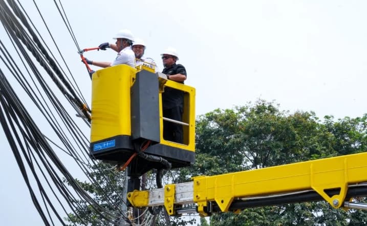 Pemkot Jakarta Timur Tertibkan Kabel Udara Semrawut Sepanjang 792 Meter di Cakung