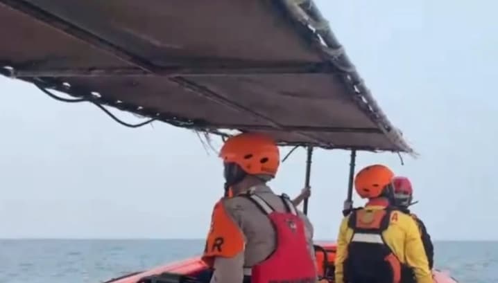 Tim SAR Memperluas Pencarian Delapan Jurnalis dan Awak Kapal yang Hilang di Selat Sunda