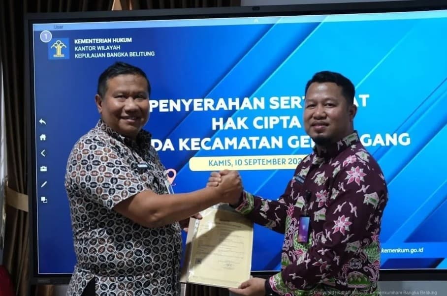 Kanwil Kemenkum Babel Serahkan Sertifikat Hak Cipta untuk Dua Karya Batik Gerunggang
