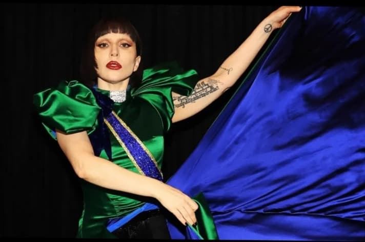 Lady Gaga Terlihat Menggendong Bayi Saat Berjalan Bersama Tunangannya di California