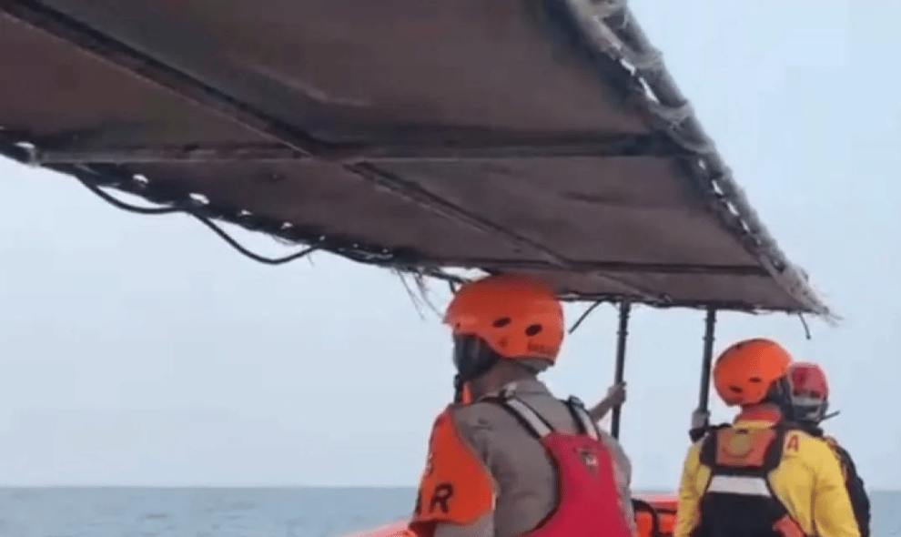 Tim SAR Perluas Pencarian Lima Jurnalis dan Tiga Awak Kapal yang Hilang di Selat Sunda