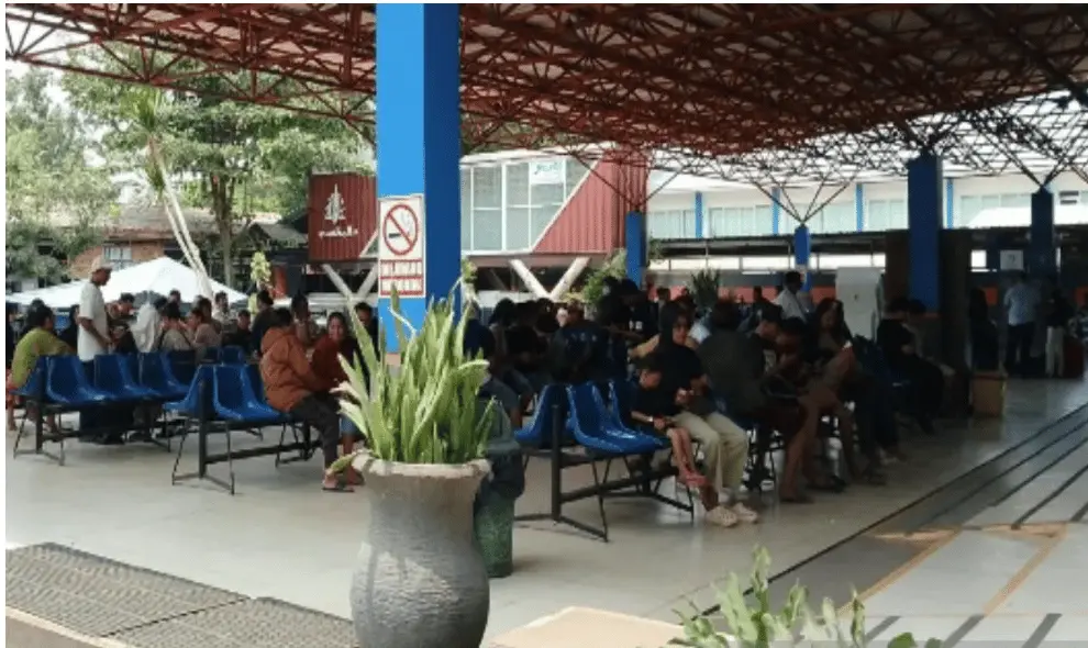 Keluarga Penumpang Virgo Transport 8 Menanti Kabar di Pelabuhan Trisakti saat Operasi Pencarian Berlangsung
