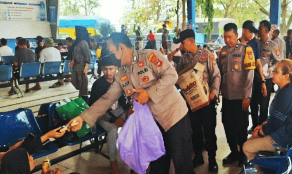 Polsek KPL Banjarmasin Dampingi Keluarga Korban KM Virgo Transport 8 yang Menanti Kabar di Pelabuhan