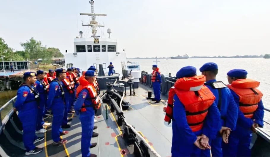Polri Kerahkan Tiga Kapal dan Helikopter untuk Percepat Pencarian Korban Virgo Transport 8
