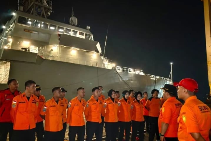 Basarnas Makassar Mengerahkan KN SAR Kamajaya untuk Mencari 130 Korban KMP Virgo Transport 8