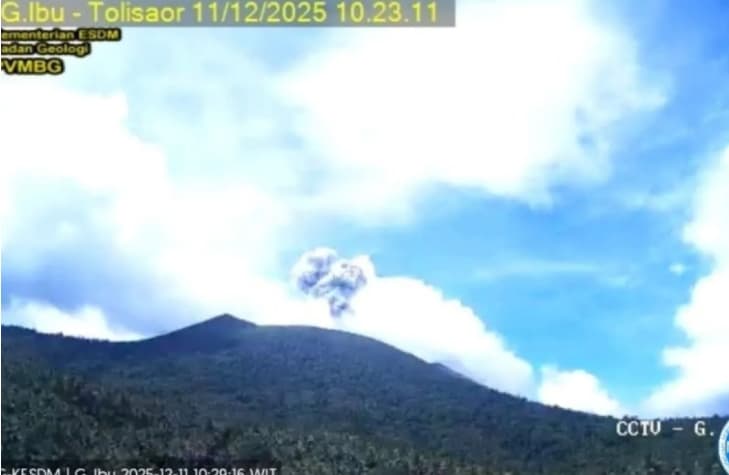 Gunung Ibu Erupsi Siang Ini, Abu Vulkanik Menyebar hingga Teluk Kao