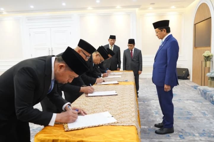 Menag Lantik Basnang Said sebagai Dirjen Pesantren Pertama dan Targetkan Terobosan dalam 100 Hari