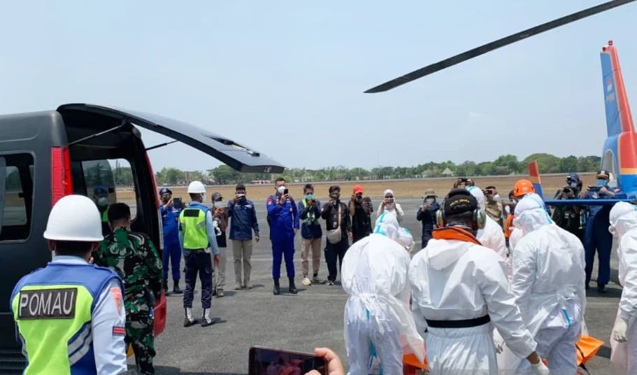 Helikopter Polri Membawa Dua Jenazah Korban Kapal Virgo Transport 8 ke Banjarbaru