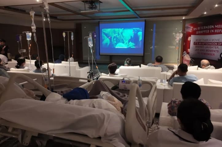 Oki Rengga Hibur 19 Pasien Kanker lewat Nonton Film Agak Laen Bersama di Rumah Sakit