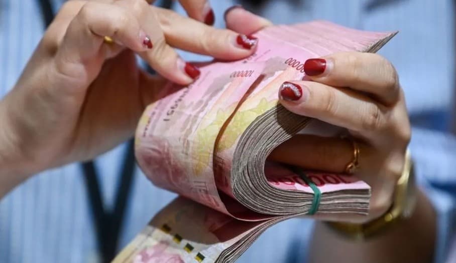 Rupiah Melemah ke Rp17.694 per Dolar AS, Konflik Asia Barat dan Inflasi AS Tekan Pasar