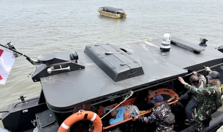Kapal RBB Lanal Banjarmasin Evakuasi 22 Korban Selamat KM Virgo Transport 8 ke Pelabuhan Trisakti