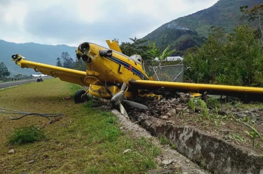 Pesawat Aman Air Bermuatan 3.700 Liter BBM Tergelincir di Bandara Mulia, Pilot Selamat