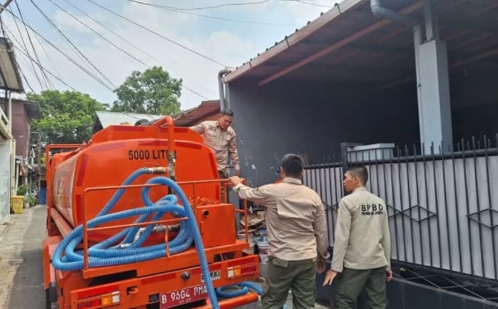 BPBD Jakarta Selatan Kerahkan Mobil Tangki 5.000 Liter Bantu Warga Terdampak Kekeringan