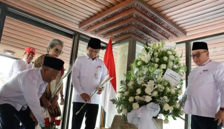 PMI DKI dan Pemkot Jakarta Selatan Berziarah ke Makam Bung Hatta untuk Peringati HUT Ke-81 PMI