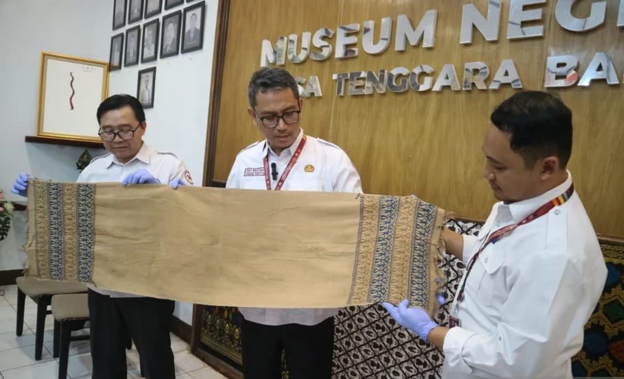 Kolektor Australia Kembalikan Kain Pesujudan Berusia Lebih dari 100 Tahun ke NTB