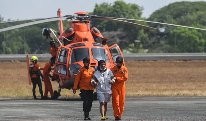Basarnas Mengevakuasi Empat Jenazah Korban KMP Virgo Transport 8 dengan Helikopter